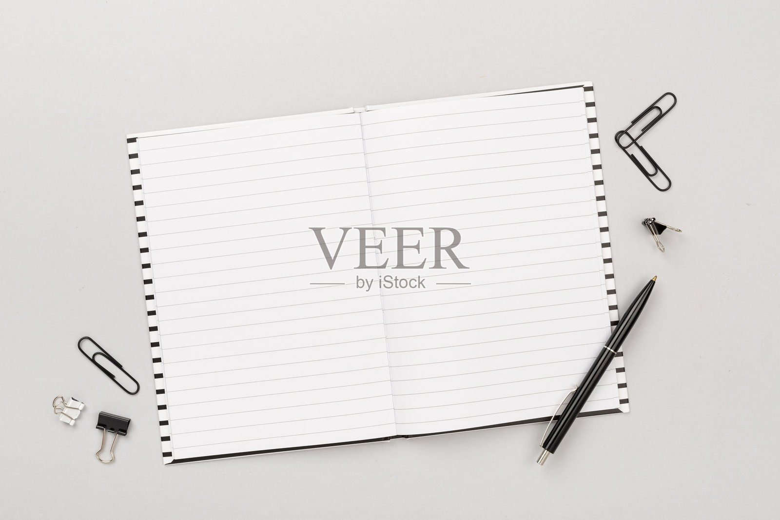 彩色背景上的笔记本和文具,俯视图照片摄影图片