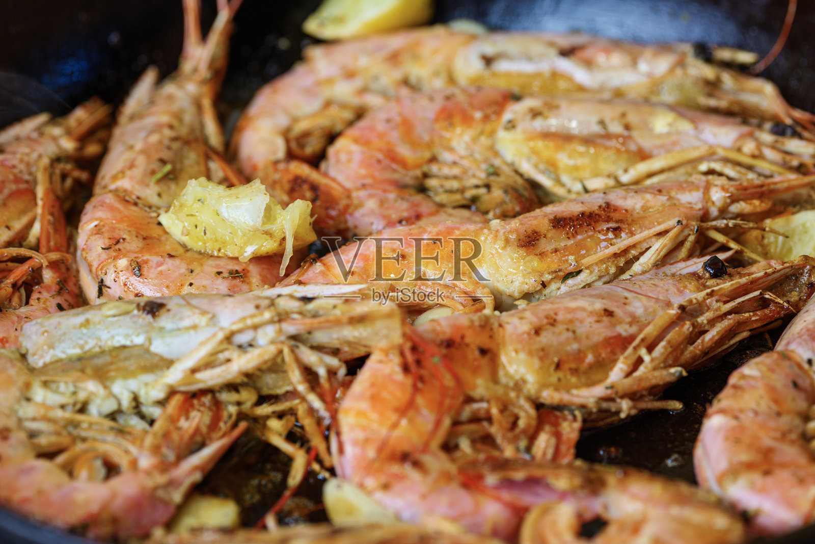 炸龙虾配柠檬胡椒黄油。炸虾。照片摄影图片