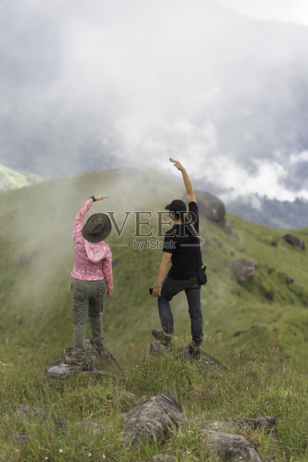 生活方式旅行者感到快乐、放松和自由,面对晨曦的日出。旅行概念照片摄影图片