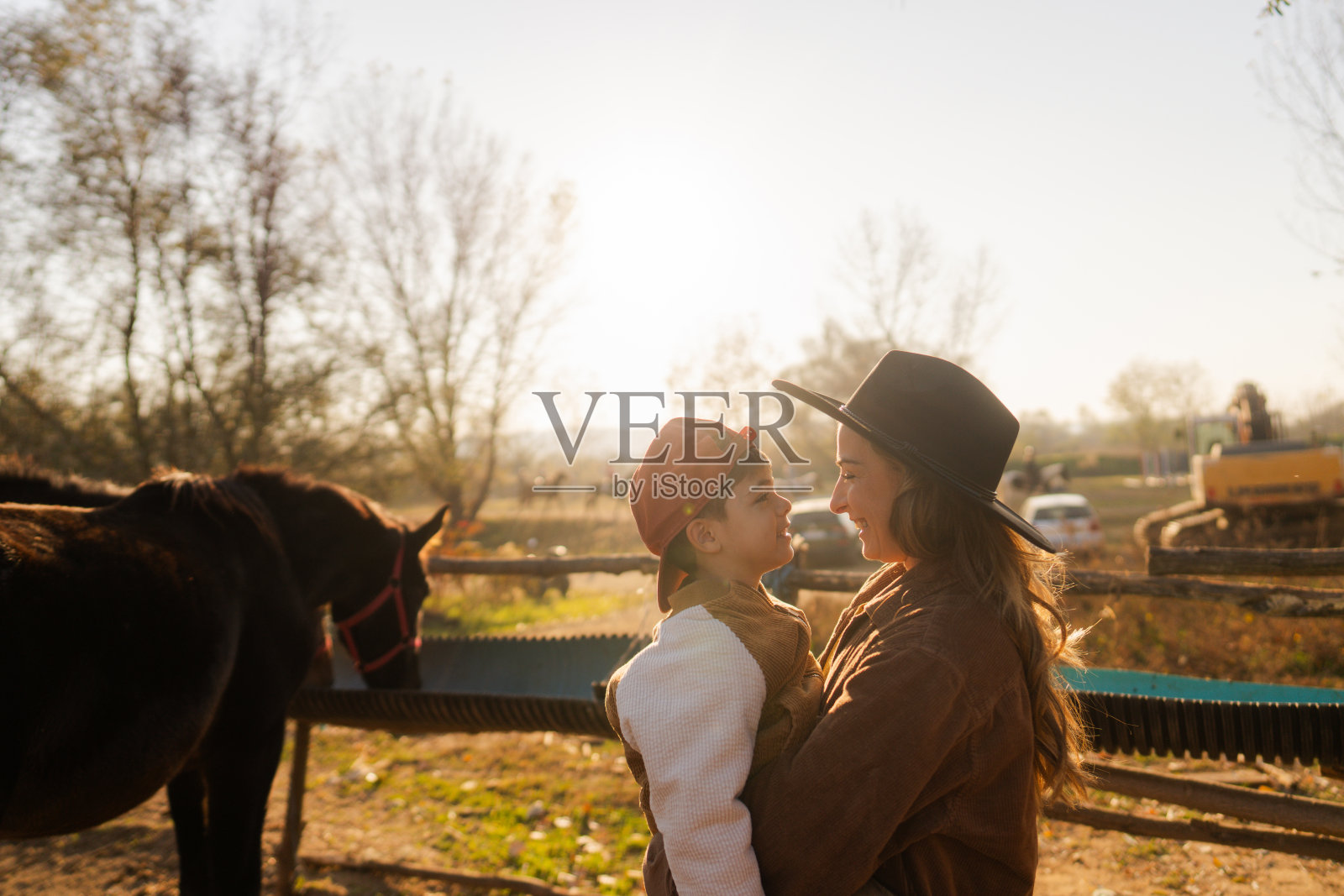 妈妈的小牛仔照片摄影图片