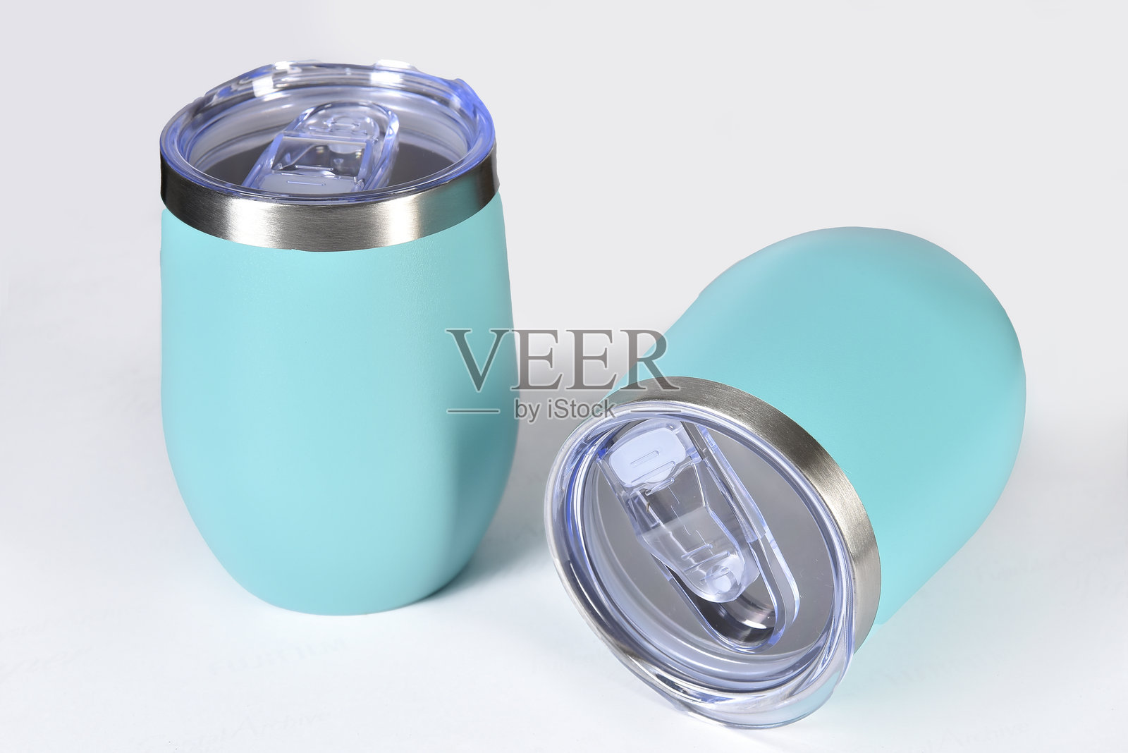 经典保持冷静真空绝缘杯,不锈钢啤酒杯,带亚克力盖,双层壁坚固金属杯,洗碗机安全绝缘杯照片摄影图片