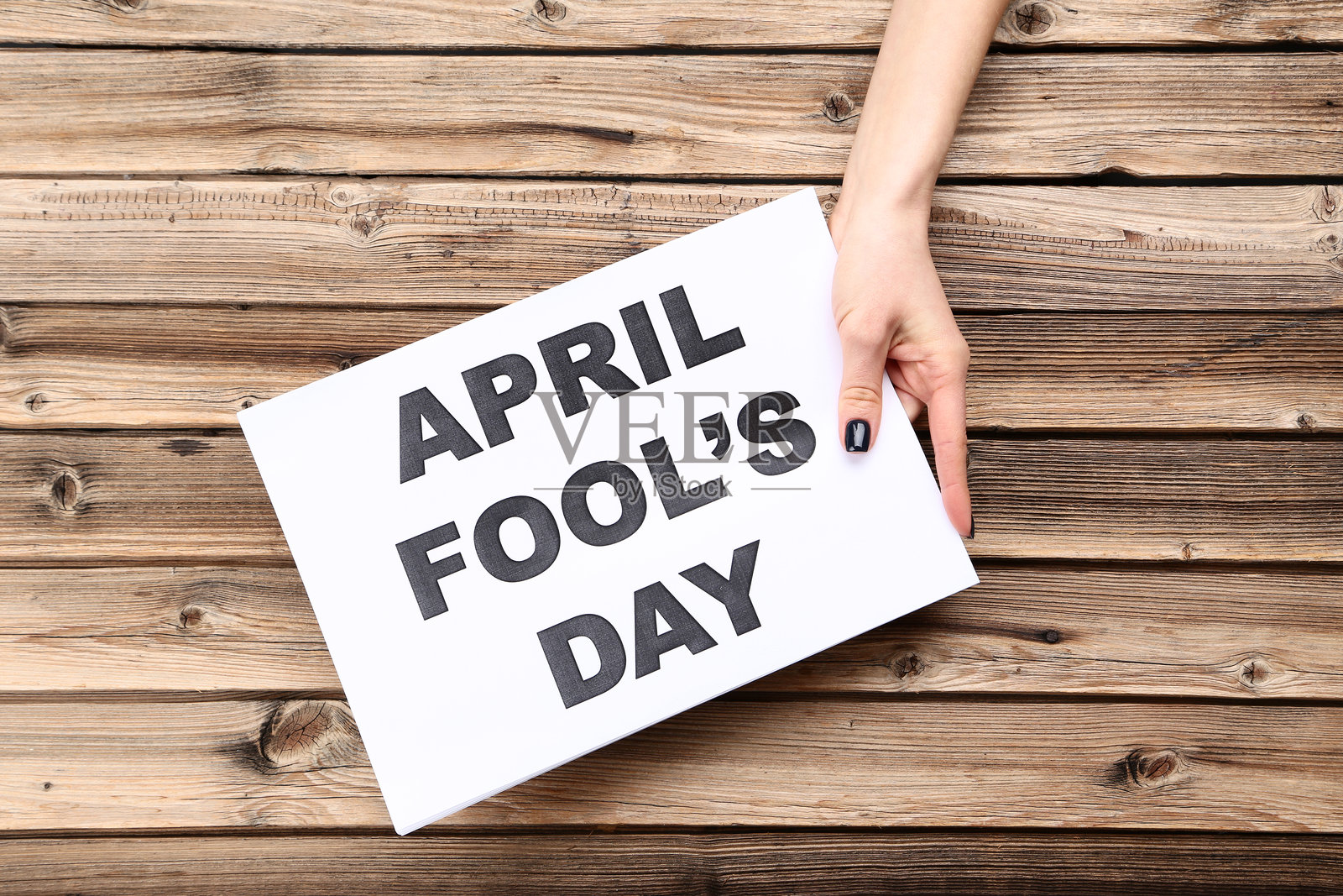 女性手中纸上写着“愚人节”照片摄影图片