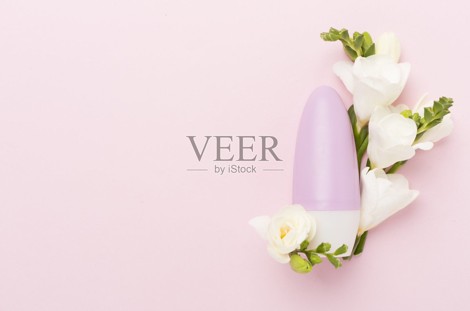 带有香雪兰花的化妆瓶,色彩背景,俯视图照片摄影图片