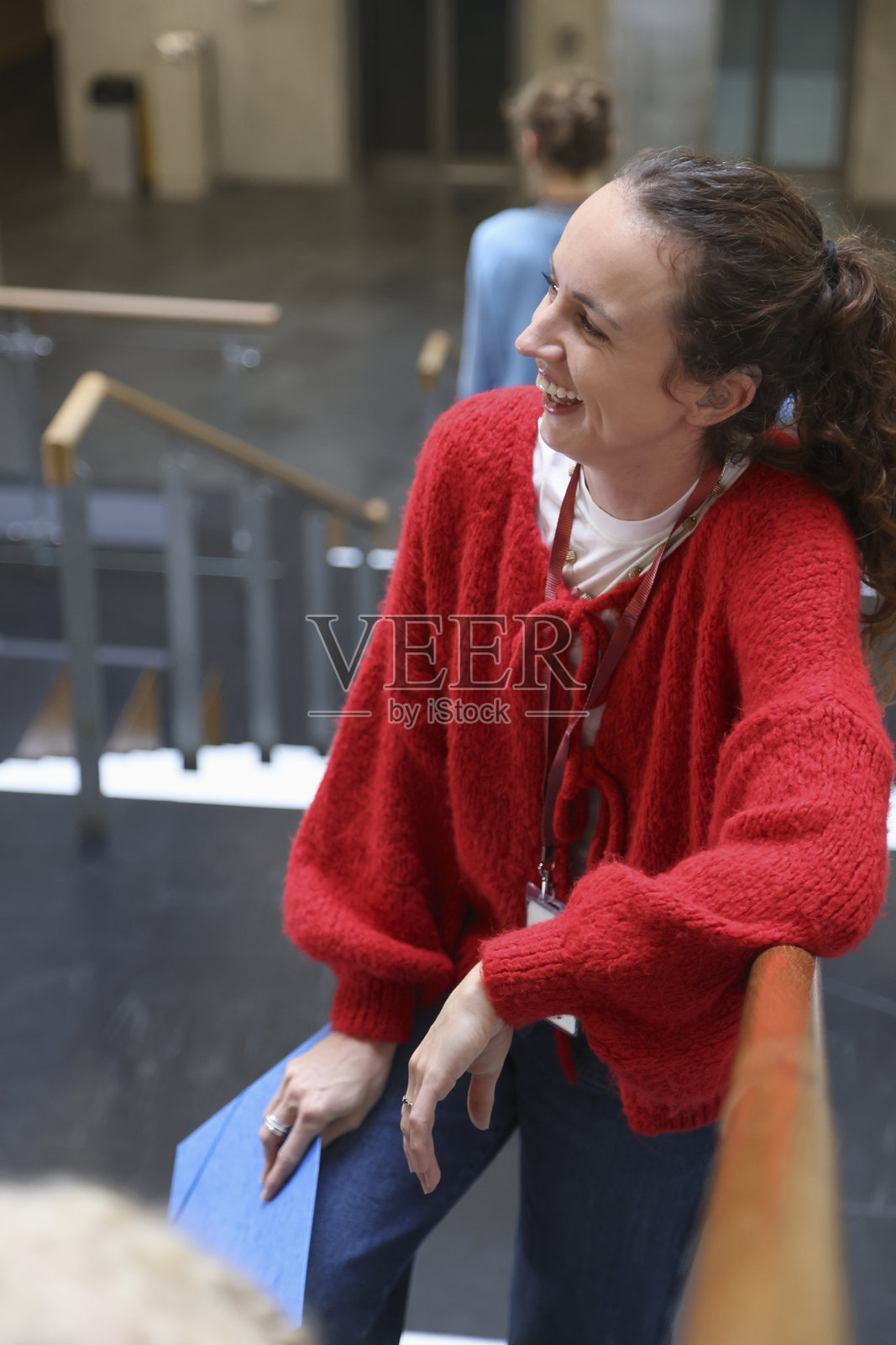 微笑的女性站在社区中心的楼梯上照片摄影图片