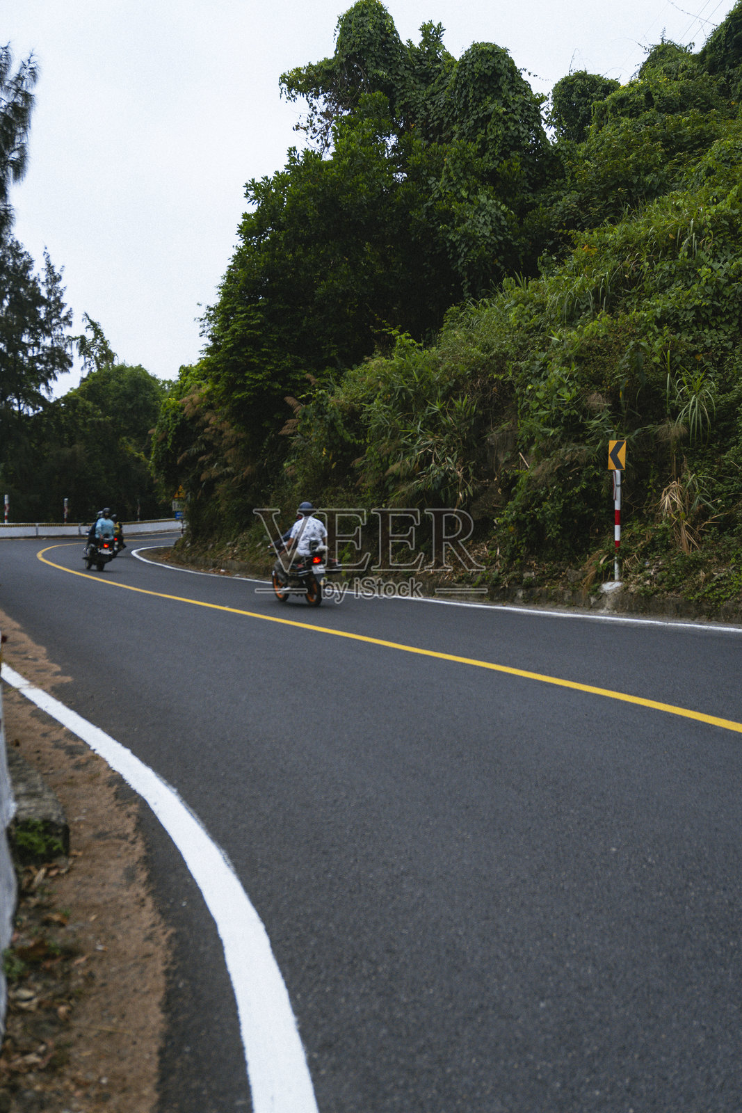越南海云关。摩托车骑行者在风景如画的山路上照片摄影图片