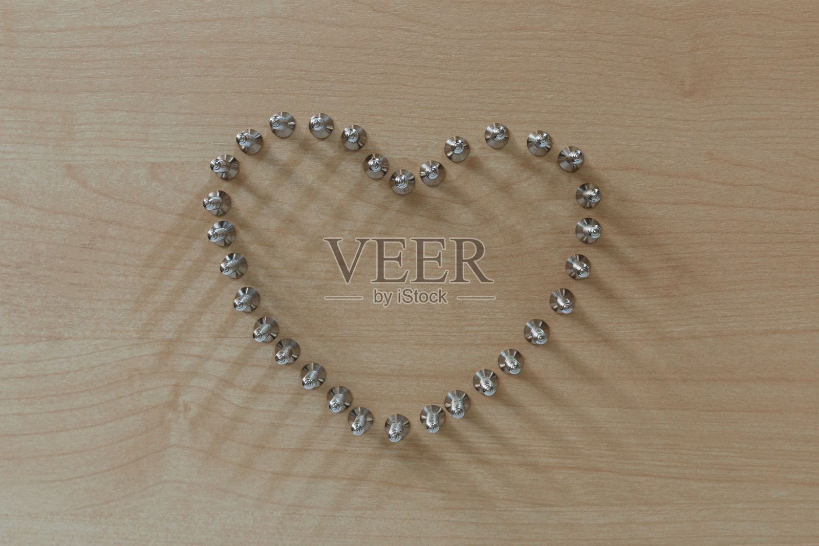 心形金属螺丝。照片摄影图片