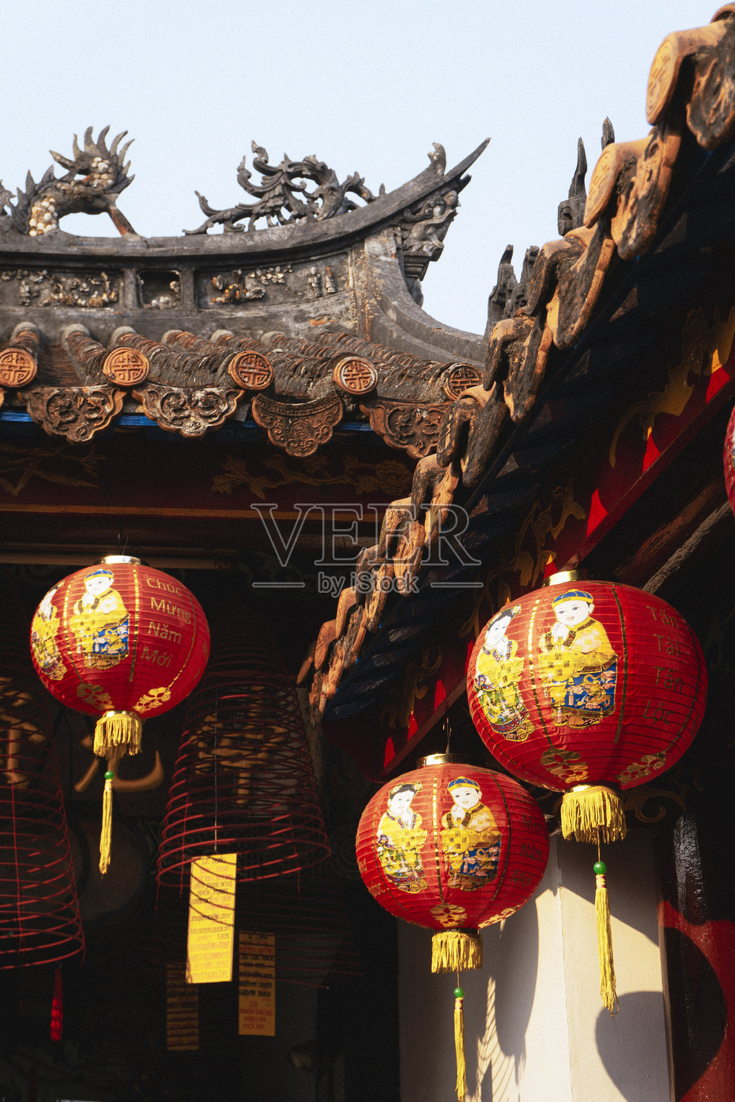 越南会安。明亮的红色灯笼和传统屋顶照片摄影图片