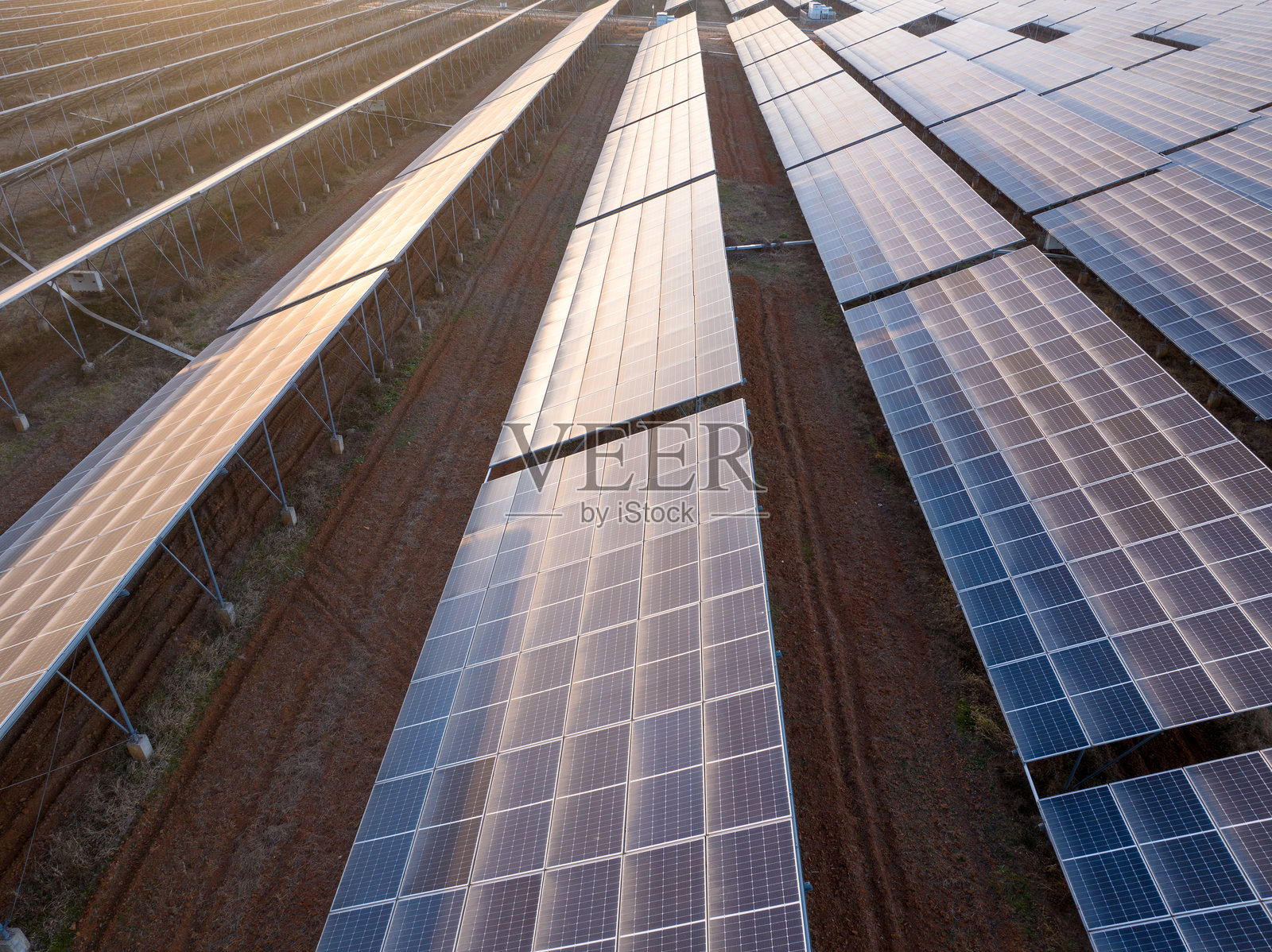 日落时分的太阳能发电站照片摄影图片