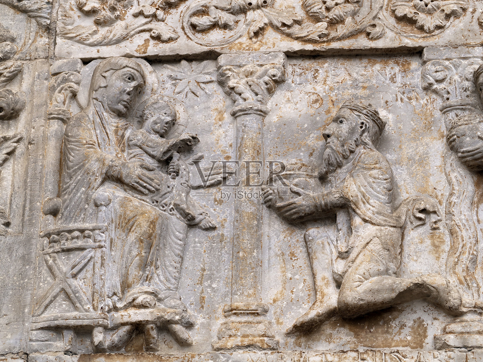 意大利维罗纳的圣泽诺大教堂,外部雕塑和浮雕的细节照片摄影图片