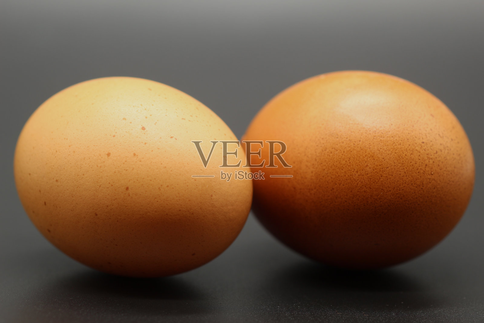 两个大棕色鸡蛋照片摄影图片