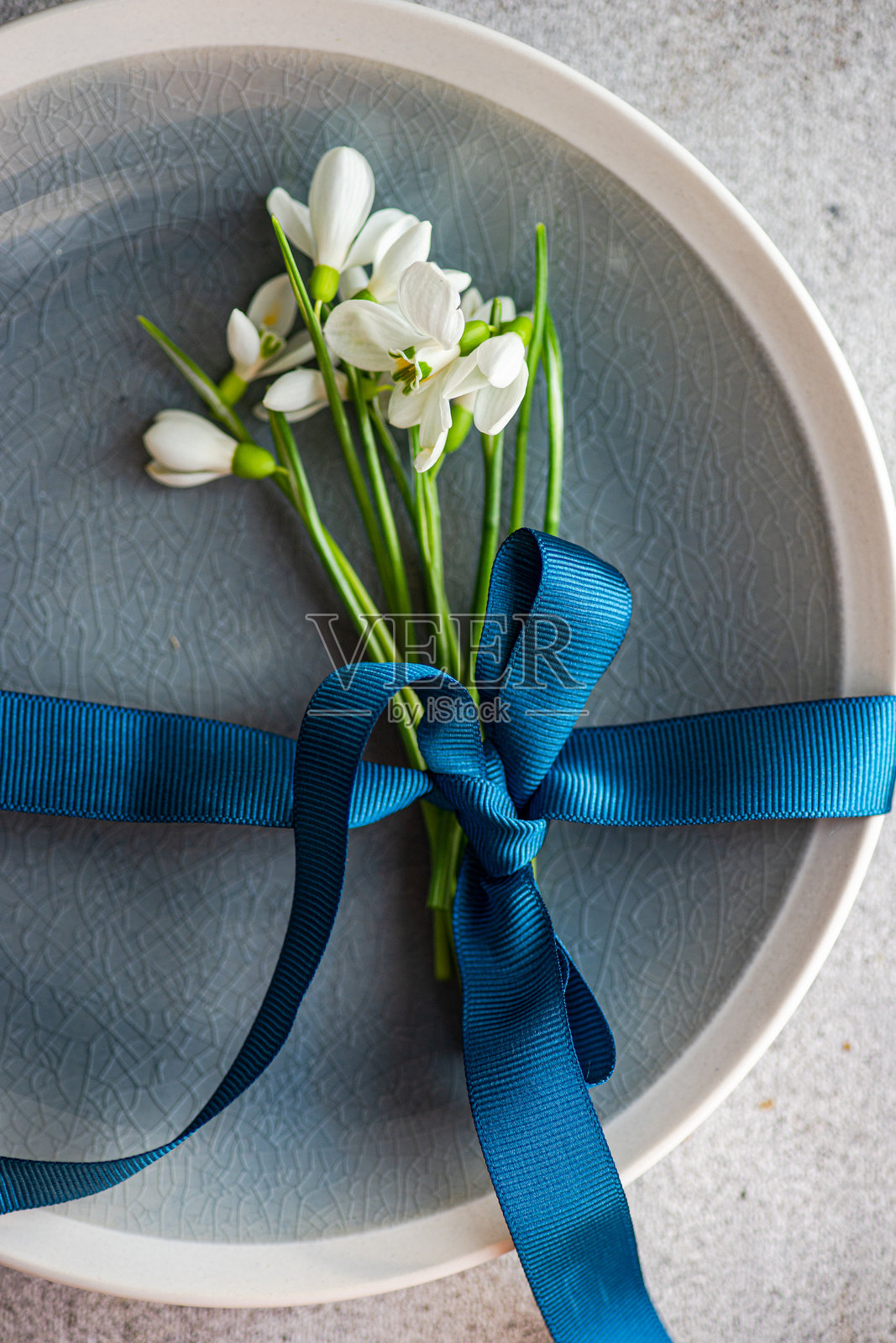 带有雪花莲和丝带的餐桌布置照片摄影图片