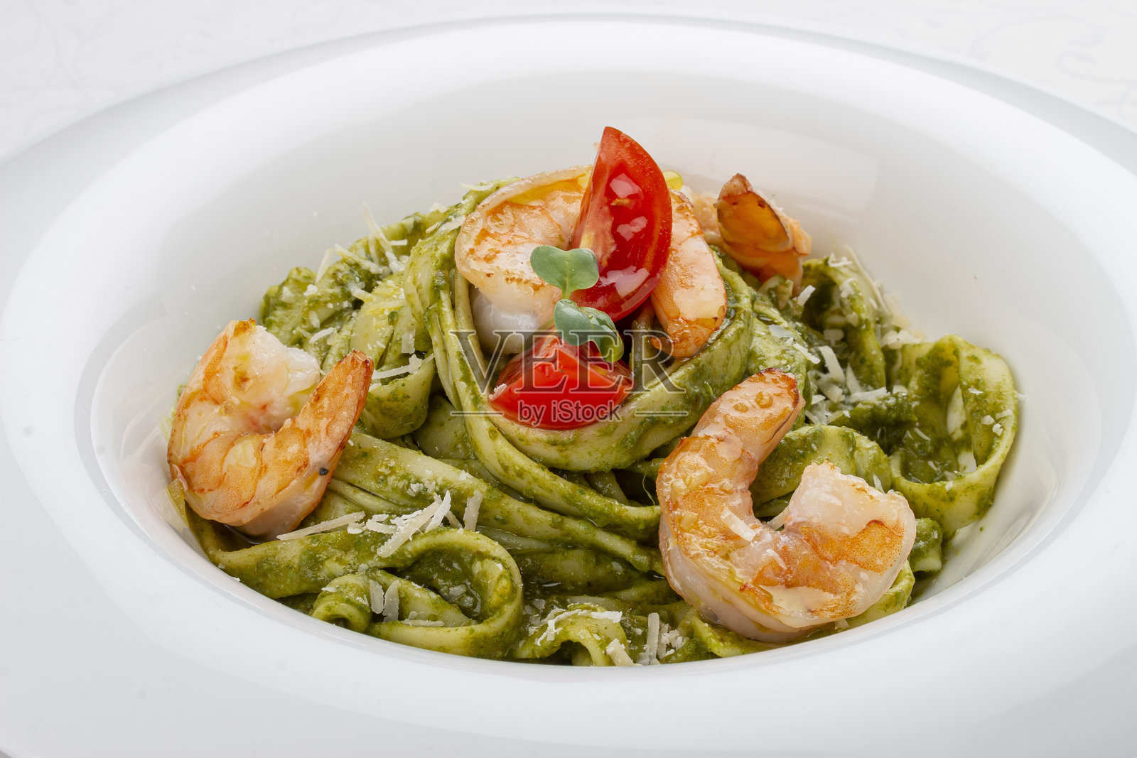 鲜虾香蒜沙司意式宽面。孤立的形象照片摄影图片