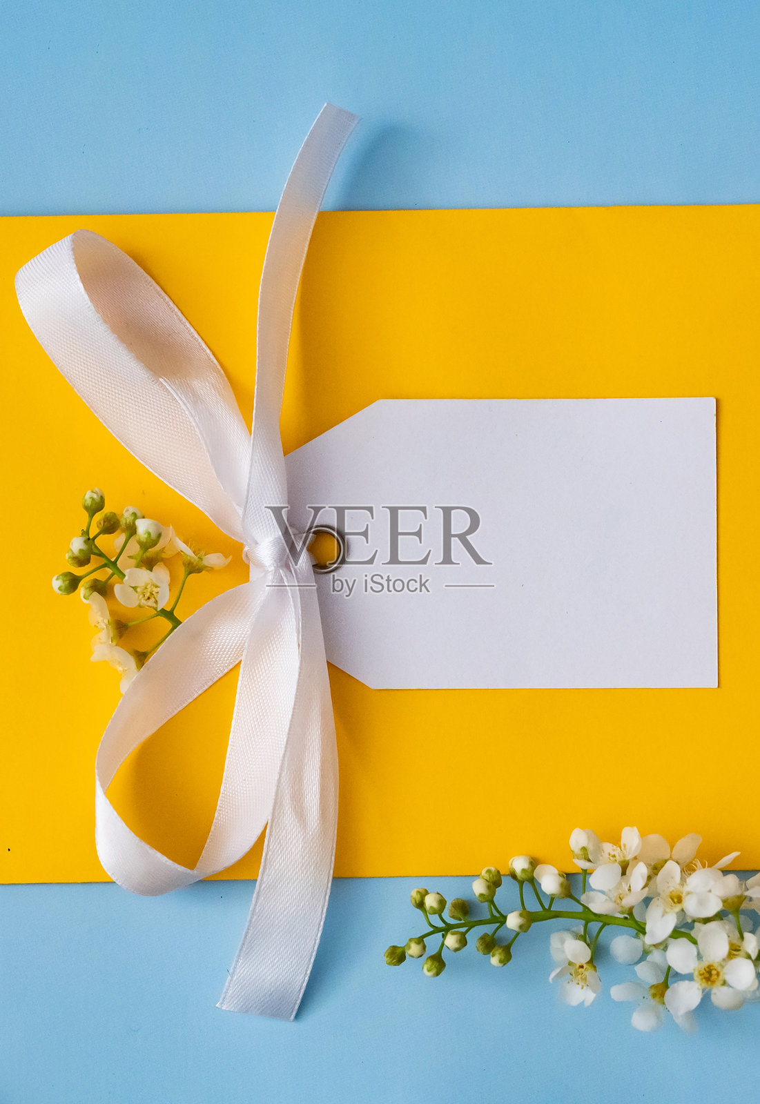 花卉布局在一个古老的白色木制背景和电脑部分。春暖花开,女人自由观念。从上面看。照片摄影图片