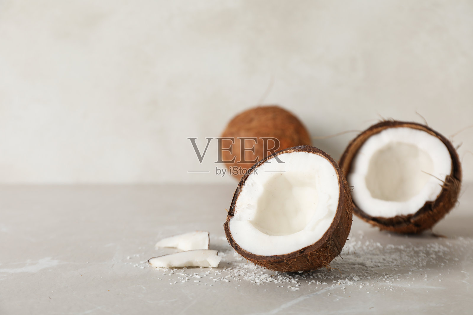 构图用椰子和椰子粉,空格为文字照片摄影图片