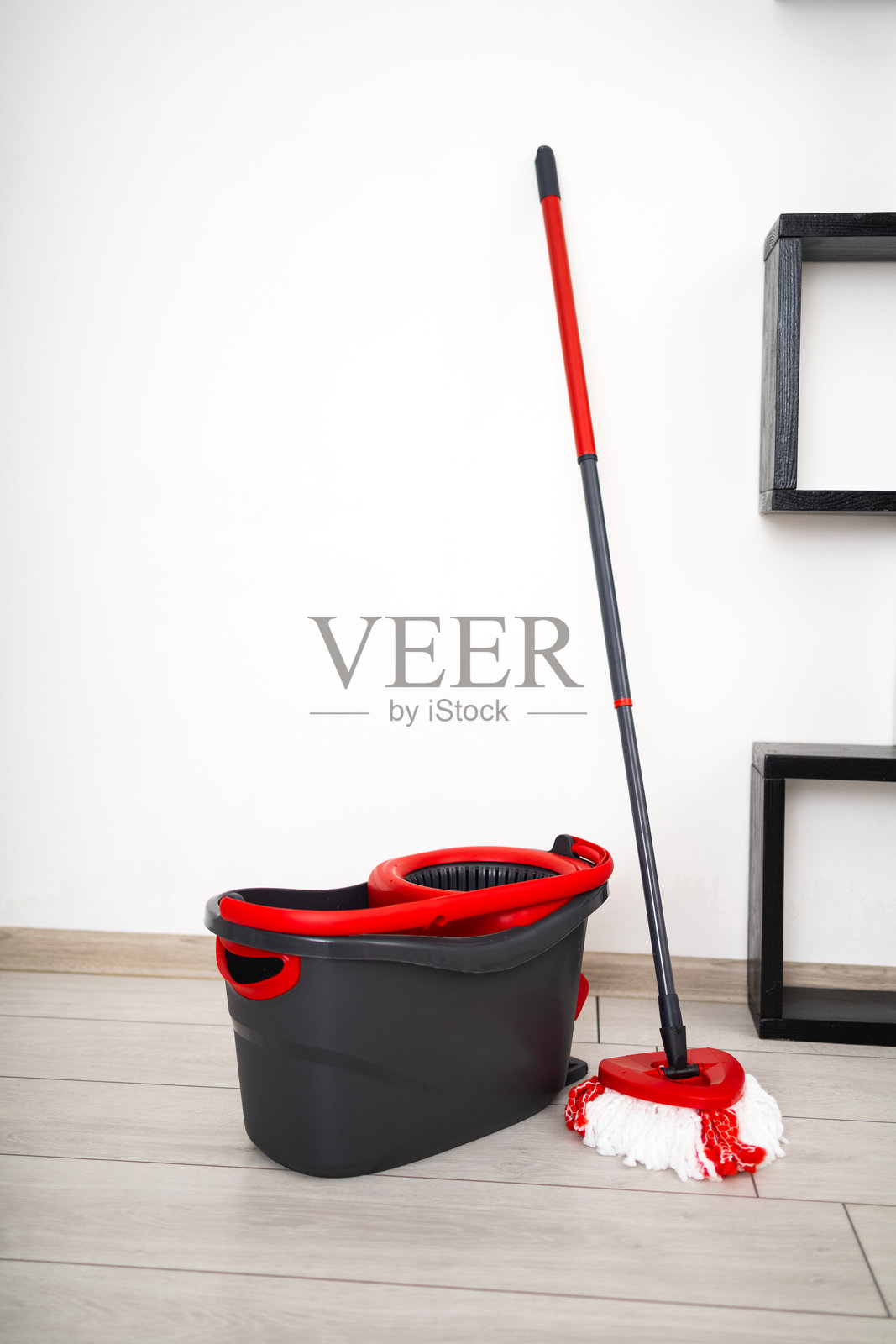 清洁桶和拖把照片摄影图片