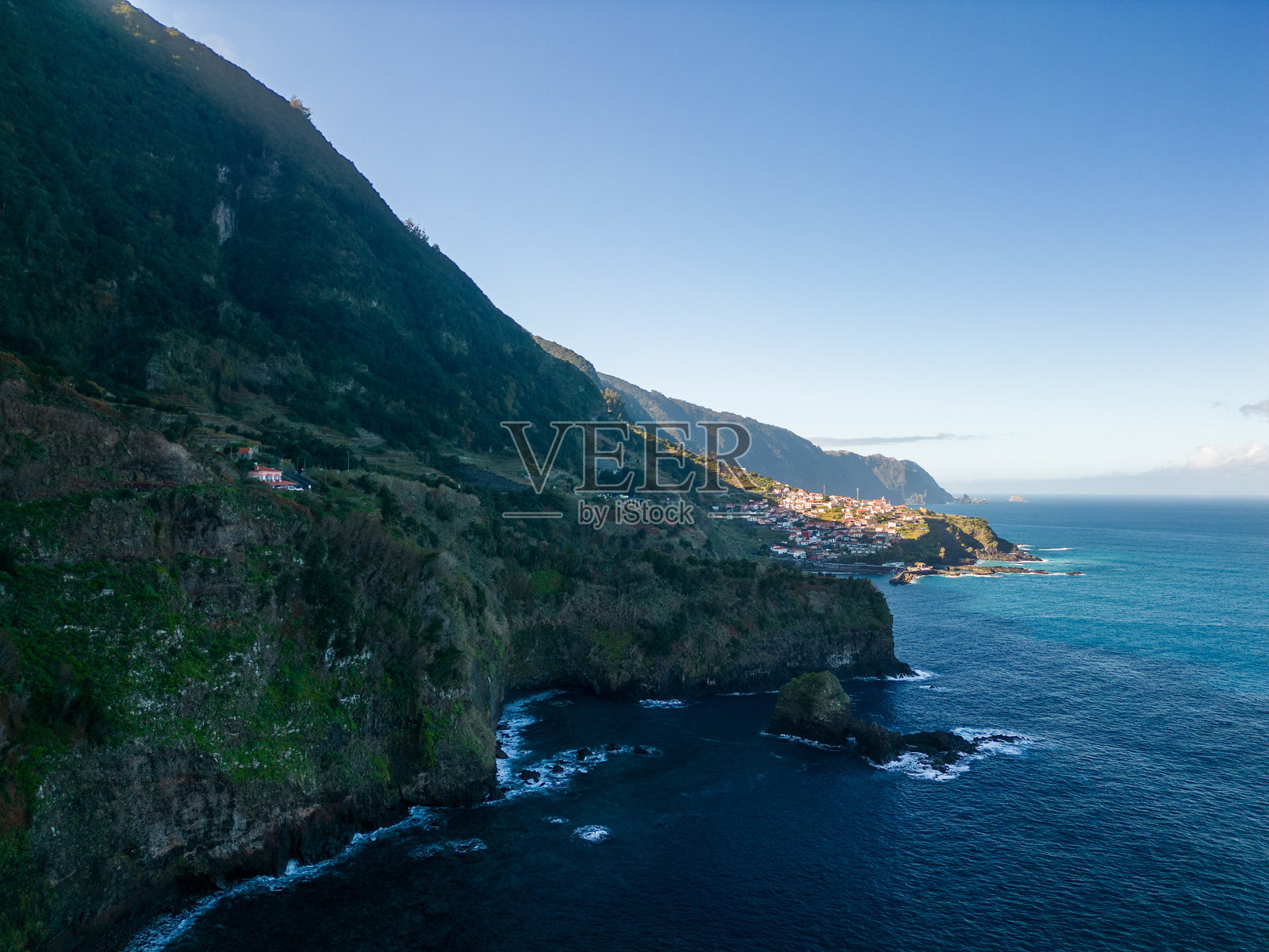令人惊叹的海岸景观,以悬崖和宁静的蓝色海水为特色。葡萄牙马德拉群岛照片摄影图片