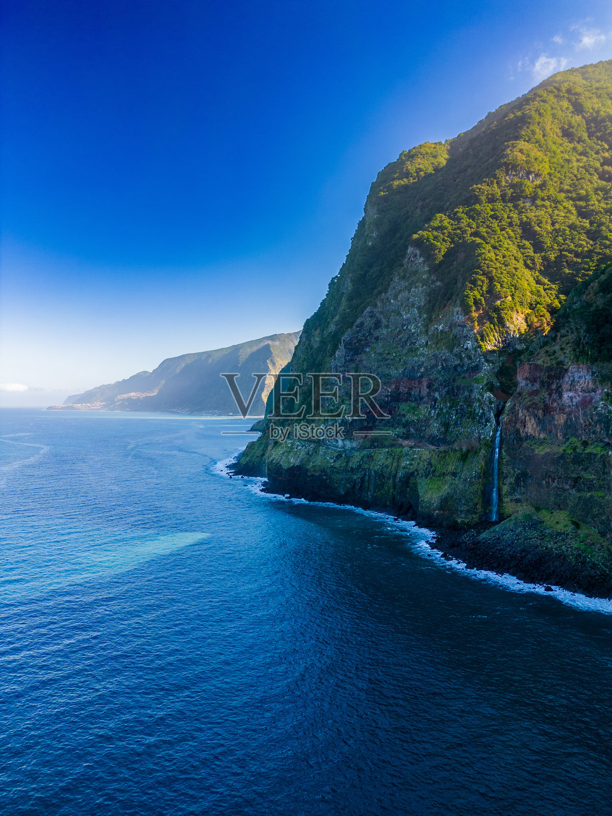 令人惊叹的海岸景观鸟瞰图,以悬崖和宁静的水域为特色。葡萄牙马德拉群岛照片摄影图片