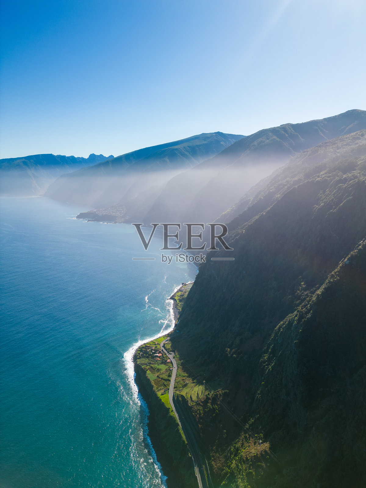 令人惊叹的海岸景观鸟瞰图,以悬崖和宁静的水域为特色。葡萄牙马德拉群岛照片摄影图片