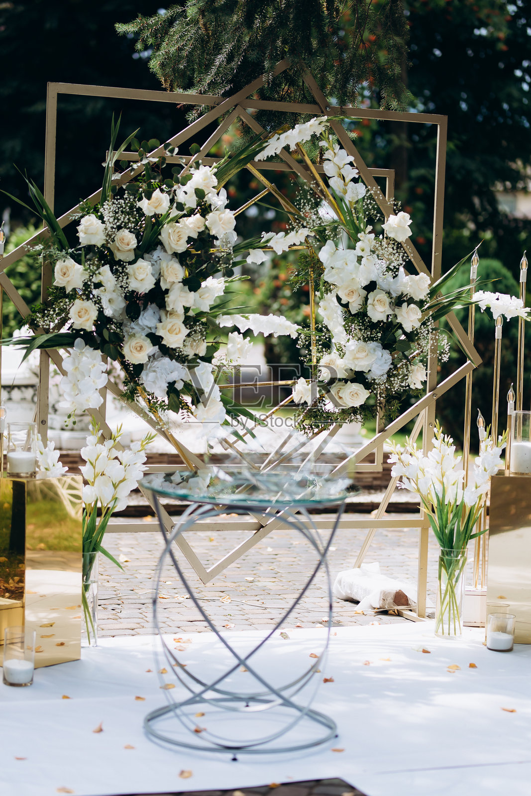 桌子上摆放的鲜花和蜡烛照片摄影图片