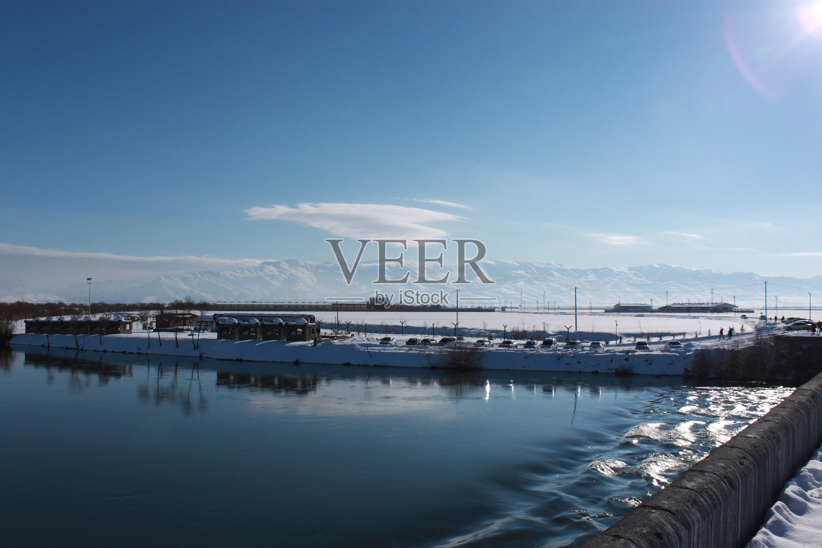 风景优美的河桥观马兽照片摄影图片