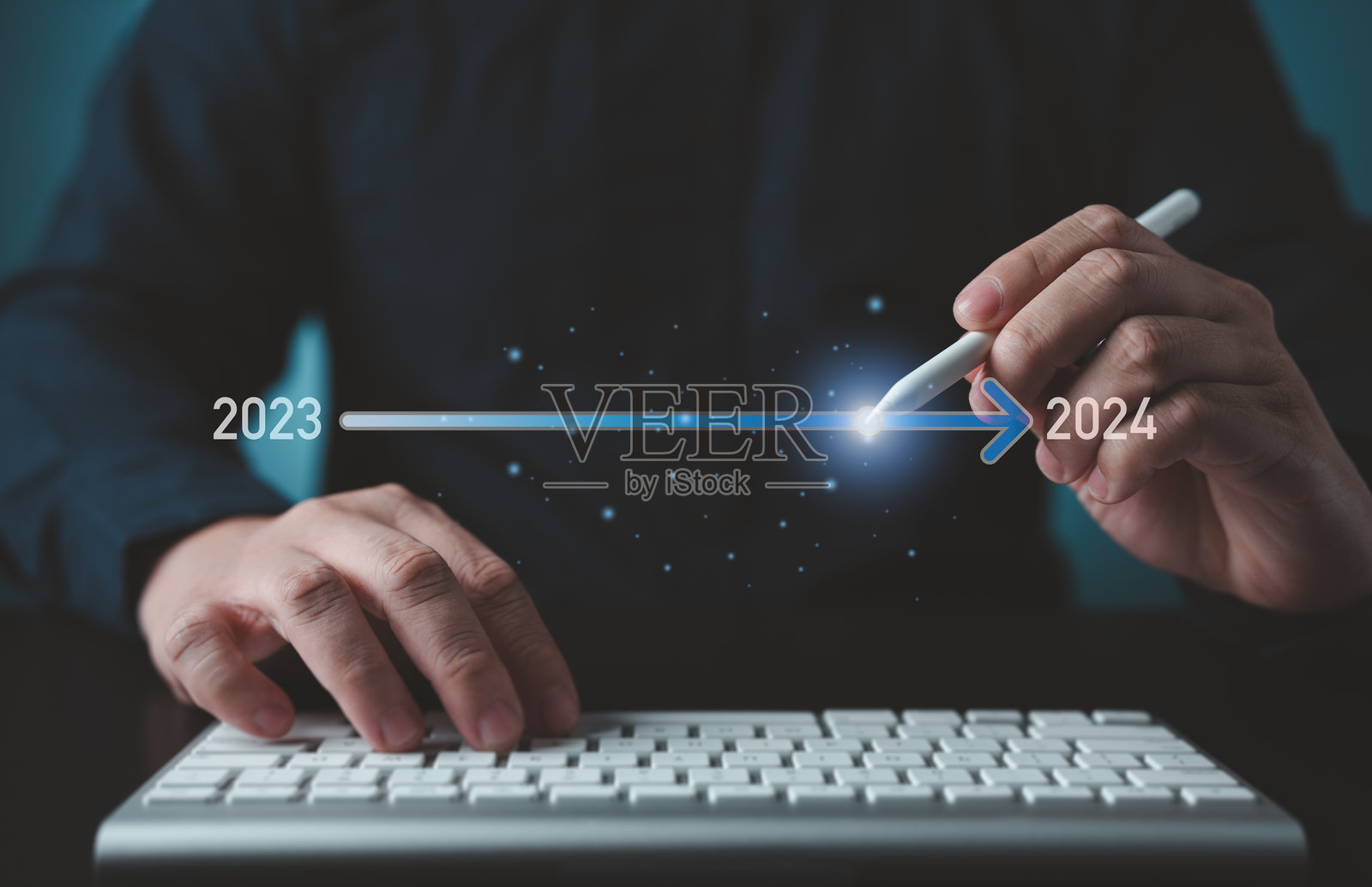 商人拖动虚拟进度条从2023年更改到2024年。以科技为理念,圣诞快乐,新年快乐倒计时。让我们开始新的事业和新的生活。新年伊始。照片摄影图片