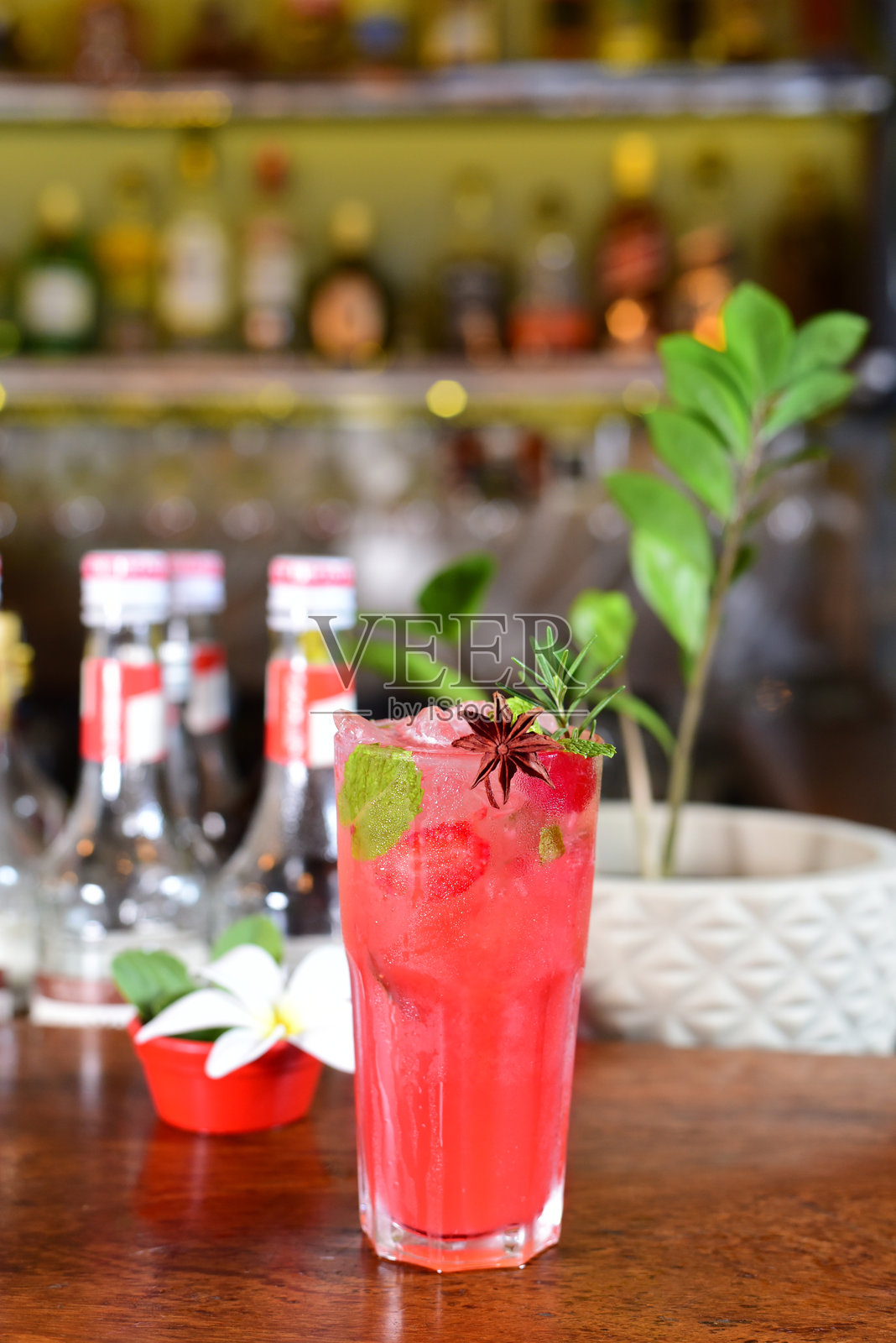 清爽的水果酒,冰镇伏特加和杜松子酒,柠檬皮装在玻璃杯里照片摄影图片