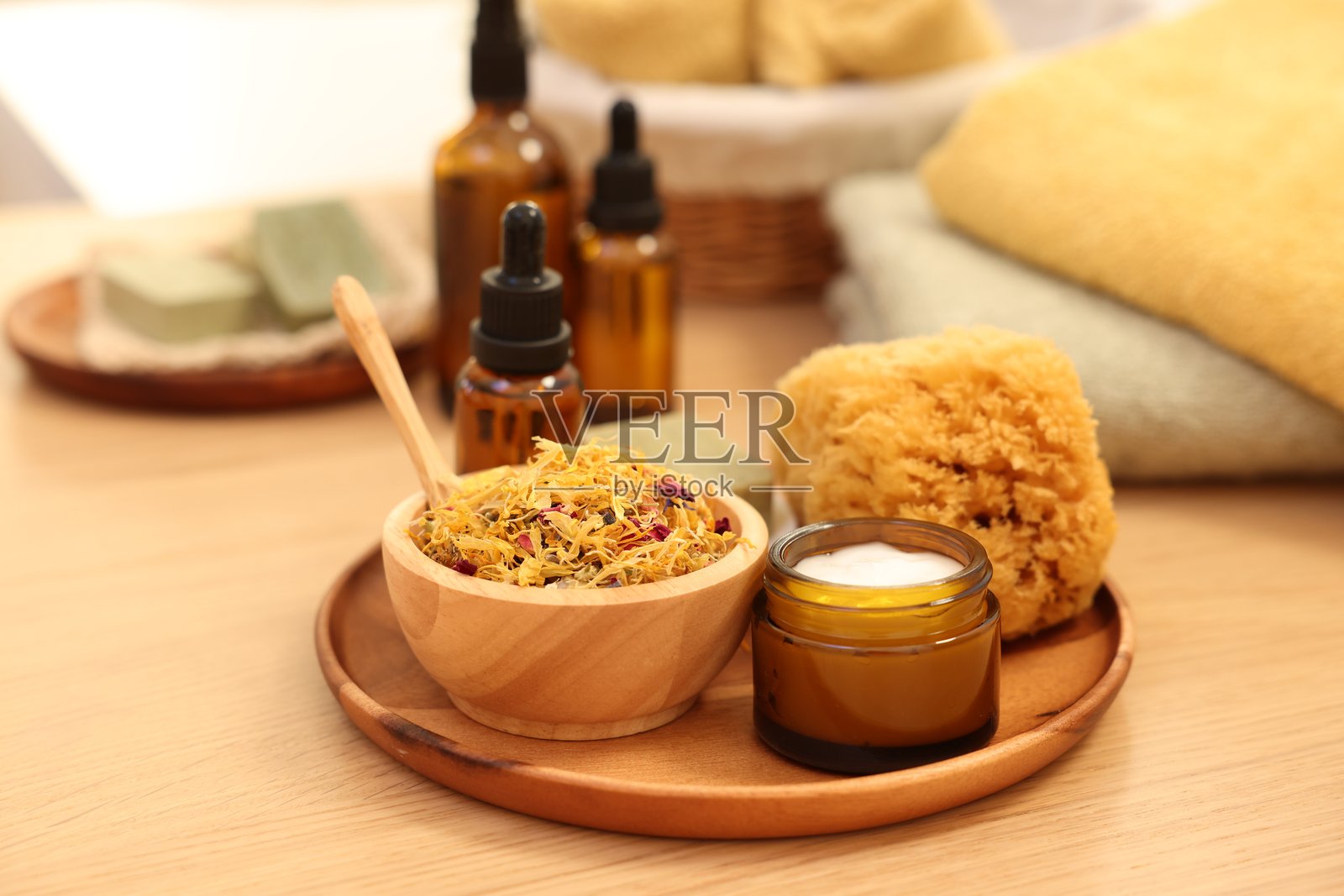 木桌上放着干花、丝瓜络和装有奶油的罐子。温泉的时间照片摄影图片