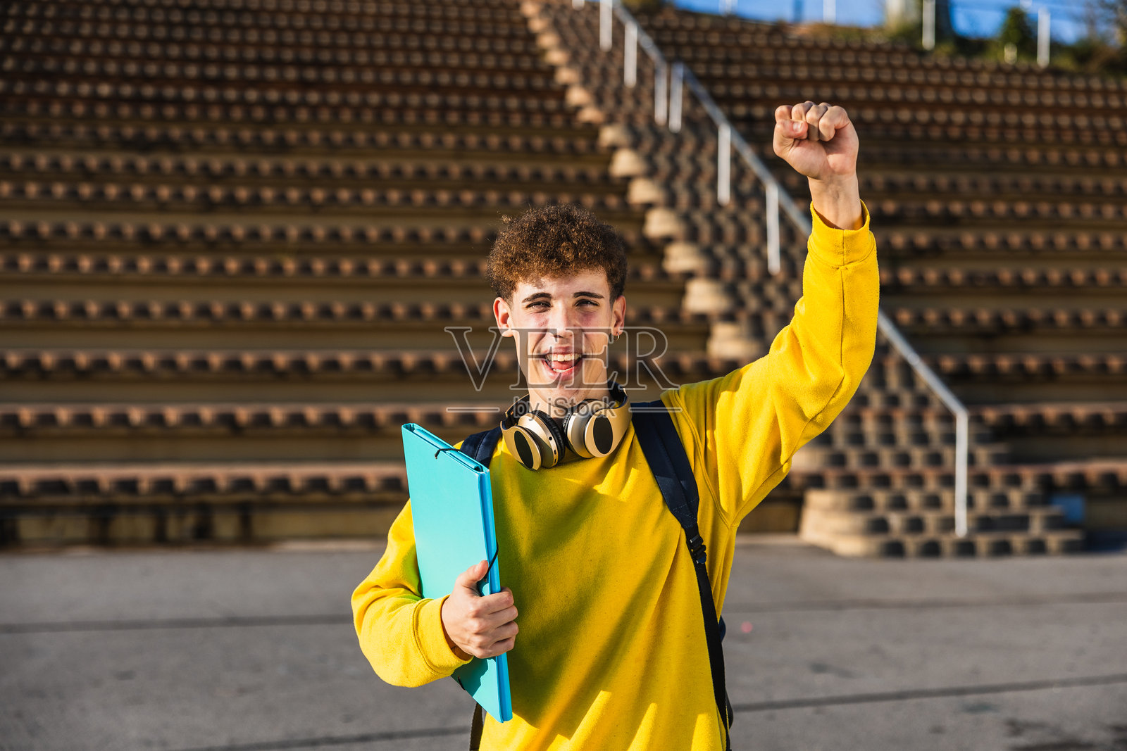 兴奋的大学生在校园里庆祝成功照片摄影图片
