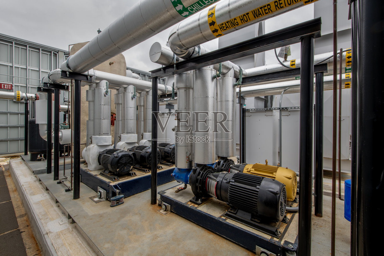 带有太阳能逆变器的暖通空调系统照片摄影图片