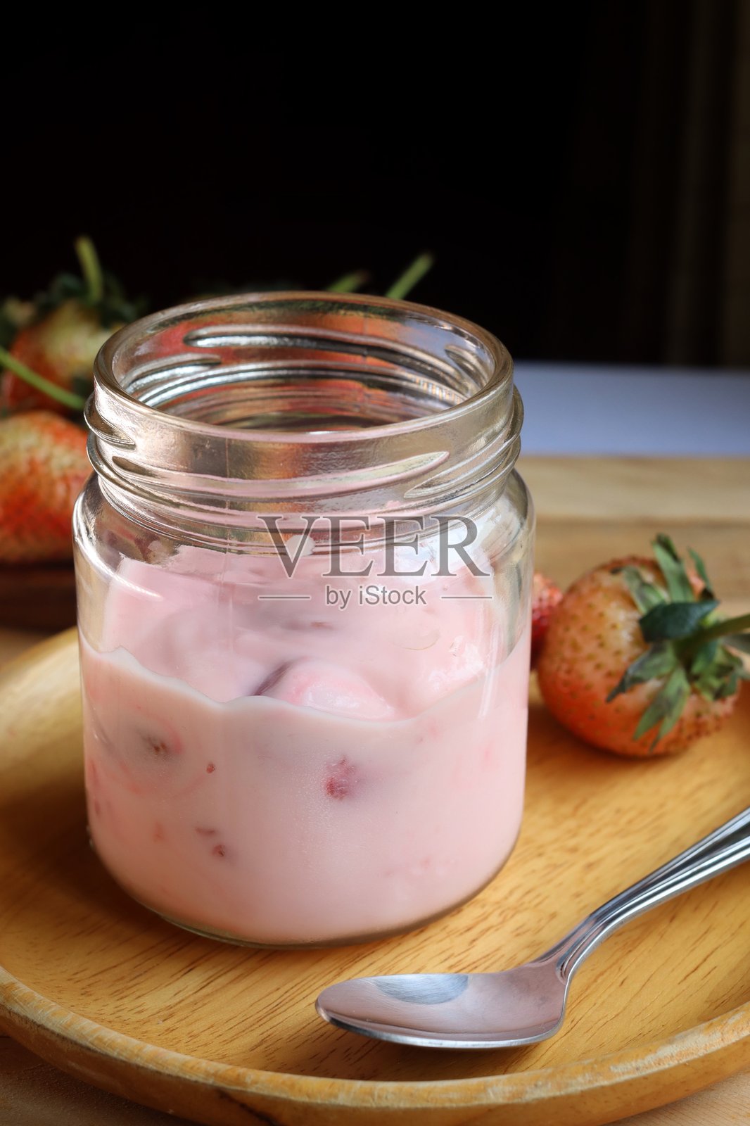 草莓水果酸奶,健康乳制品。照片摄影图片