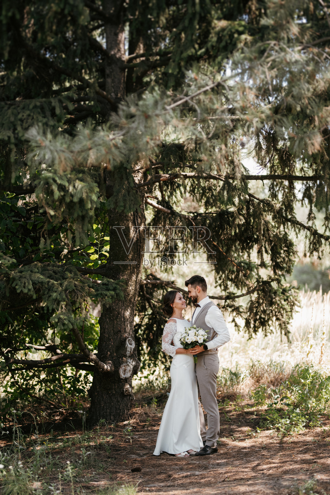 一对新婚夫妇在森林中散步照片摄影图片