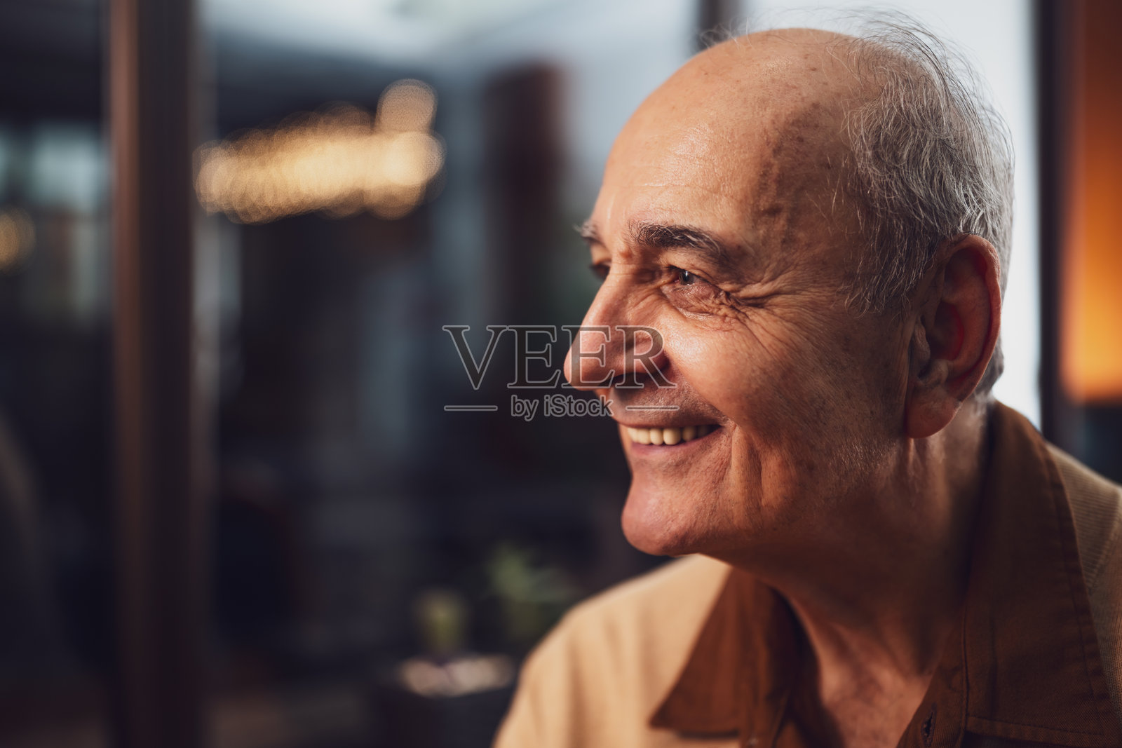 室内快乐老人的特写照片照片摄影图片