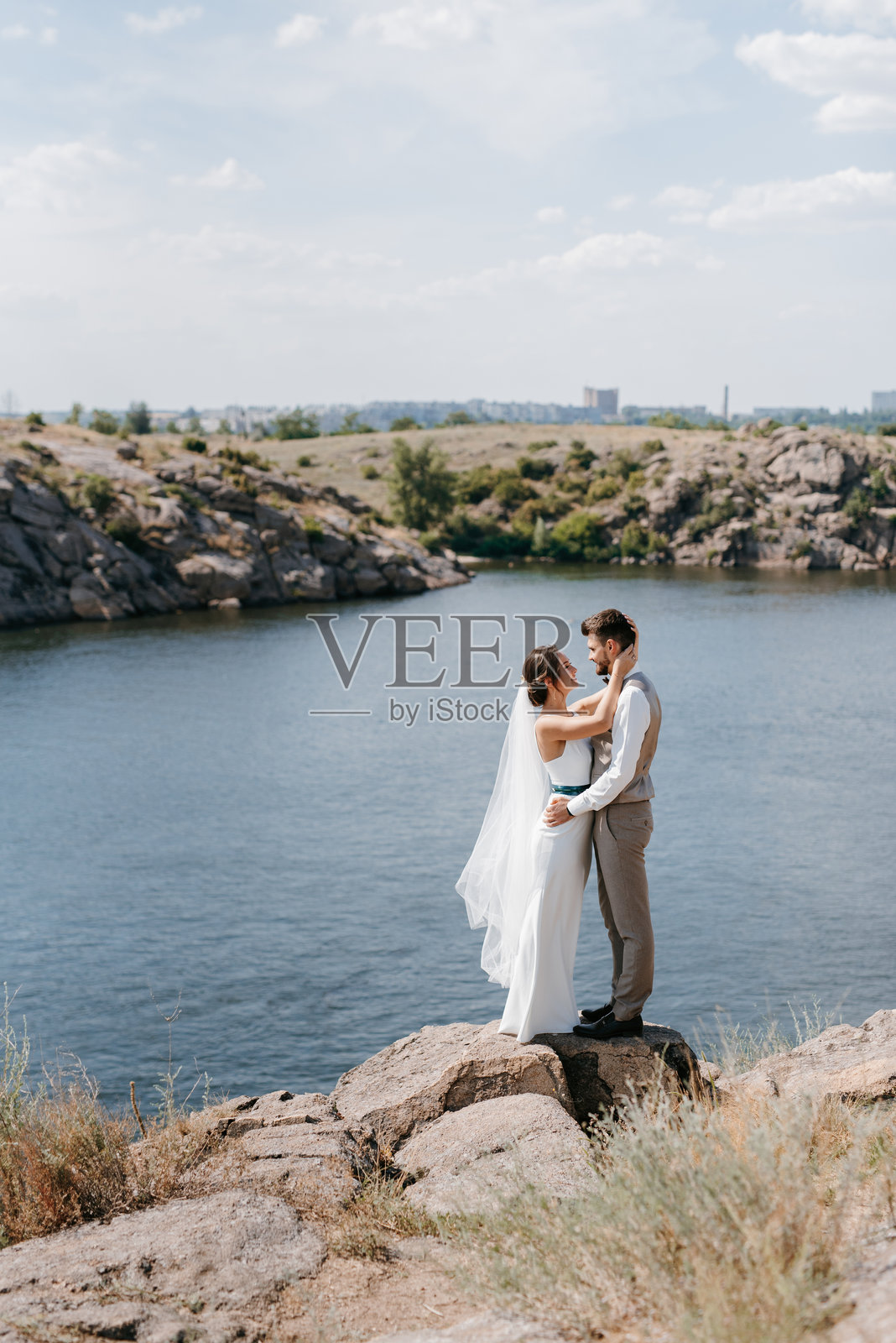 新娘金发女孩和新郎在河边照片摄影图片