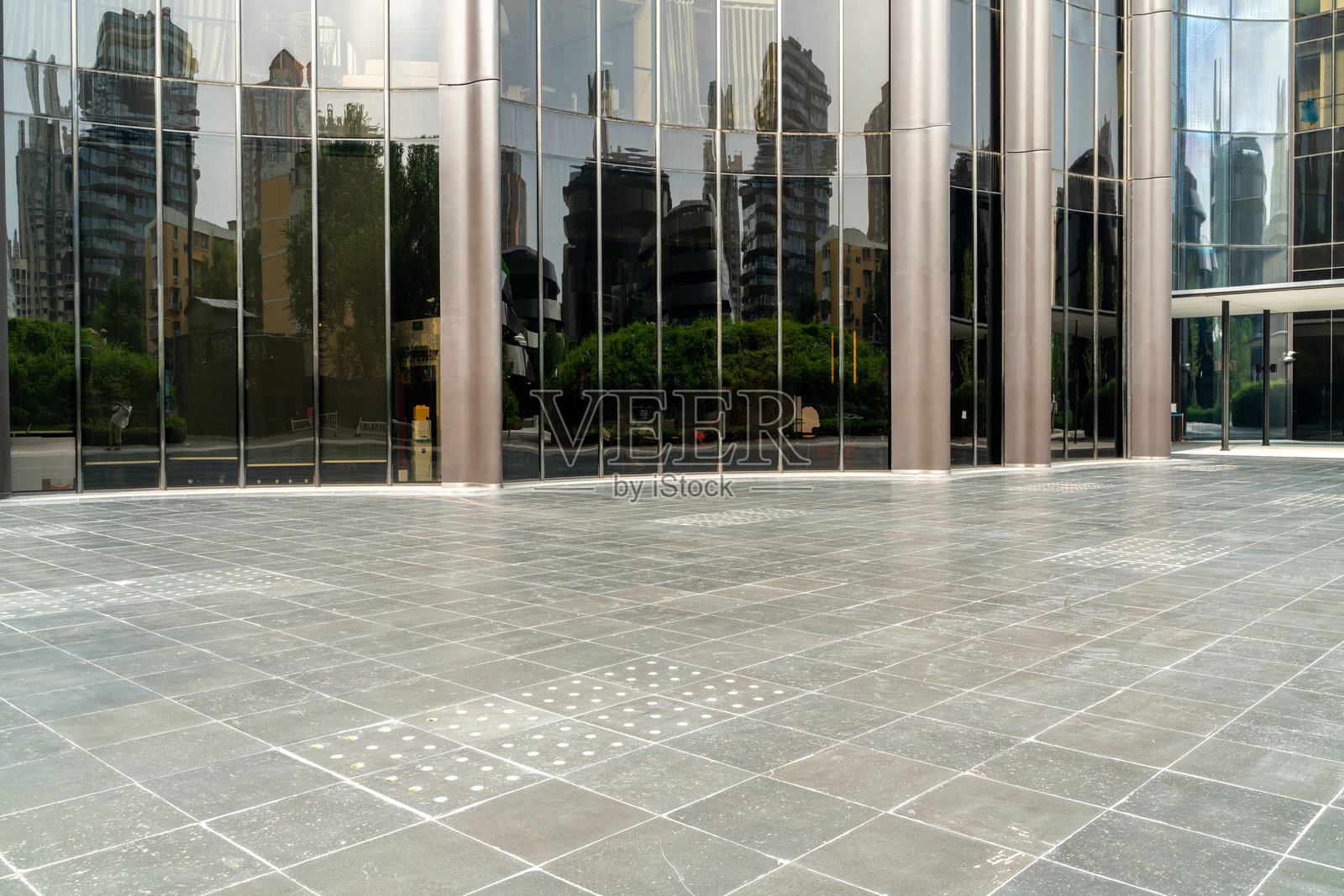 市中心街道现代建筑前的空旷混凝土地面。照片摄影图片