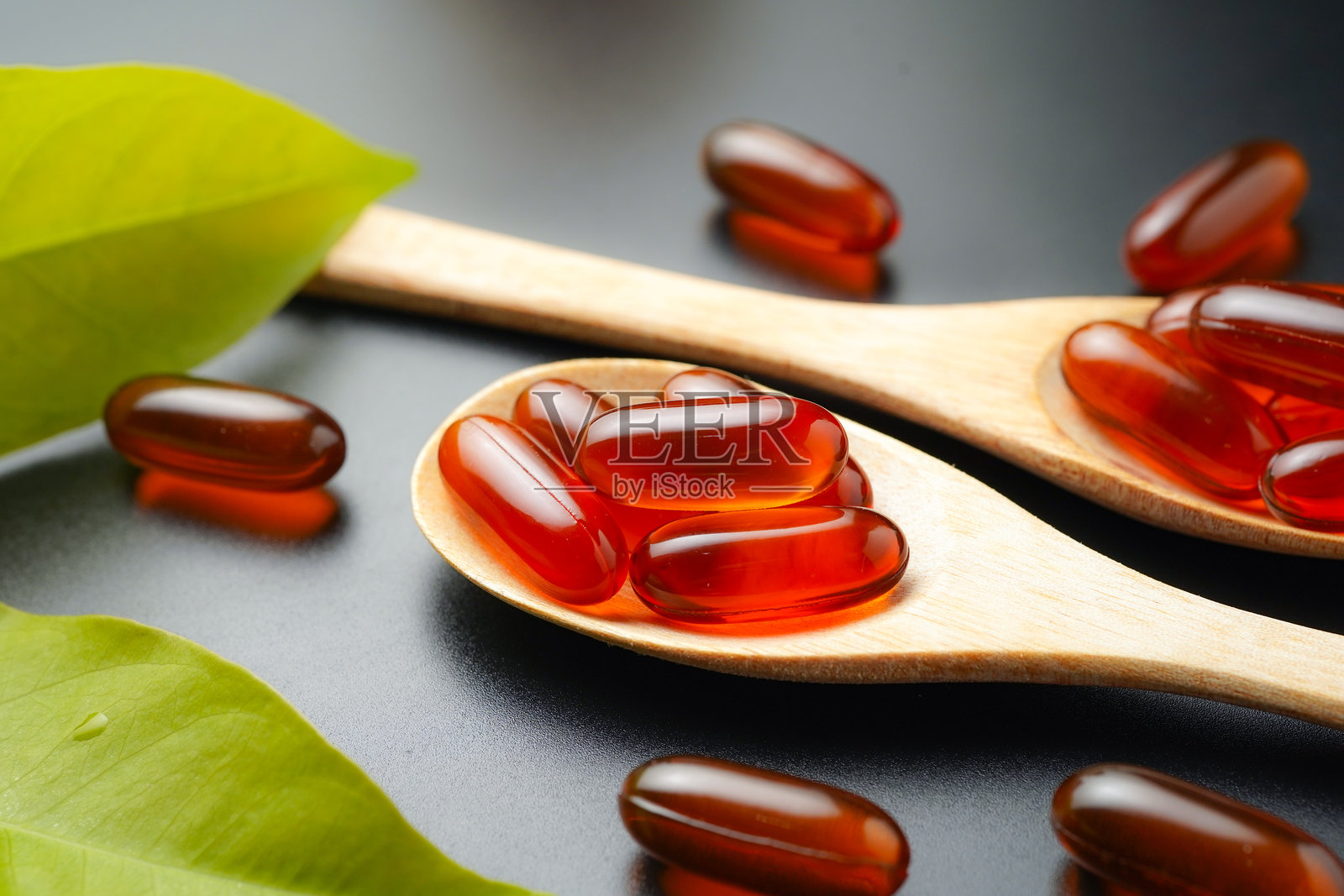 木勺中的维生素胶囊,软胶囊,鱼油胶囊,Omega 3,Omega 9,维生素D,维生素E照片摄影图片