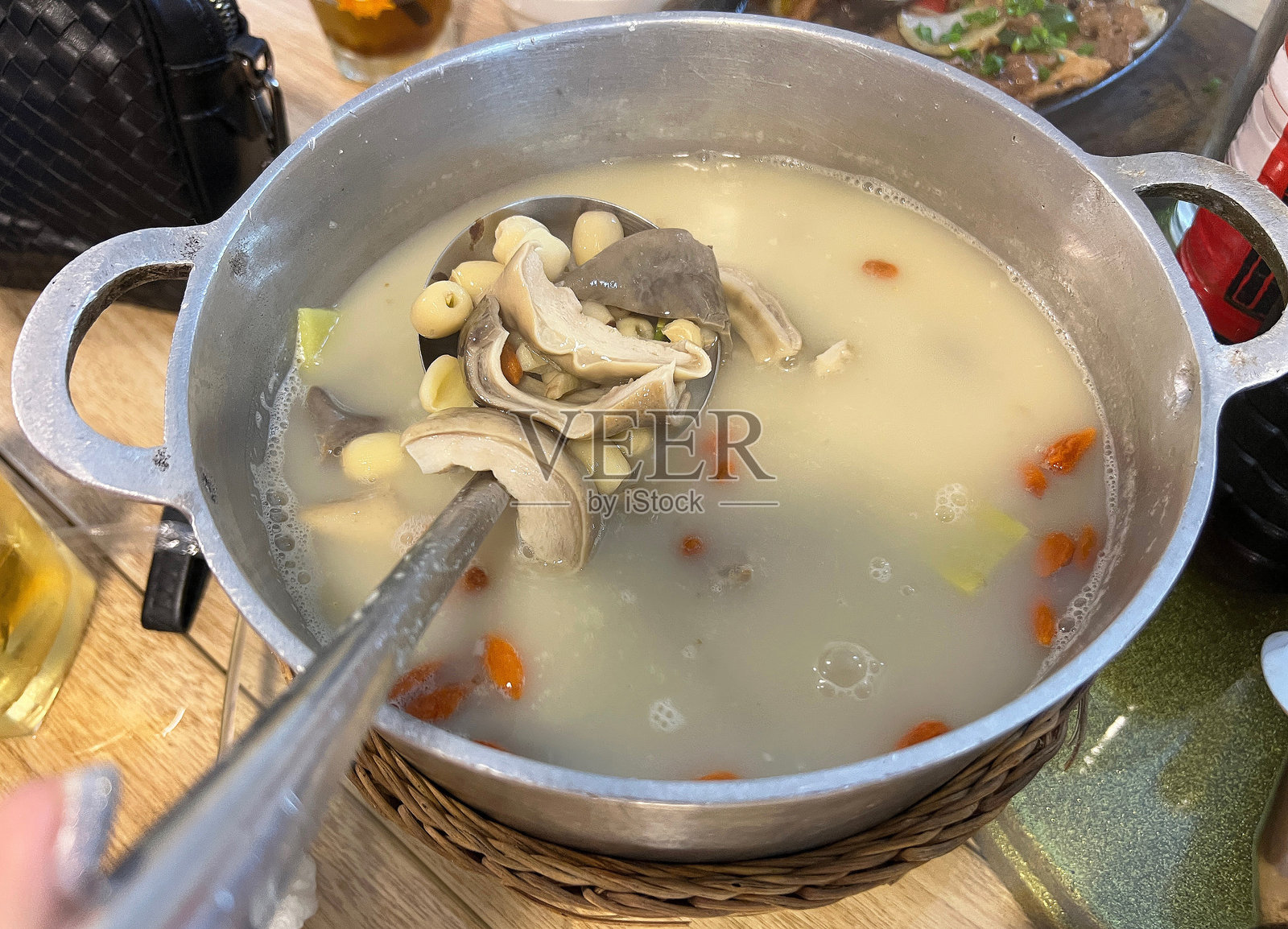 辣味猪肚汤配中草药照片摄影图片