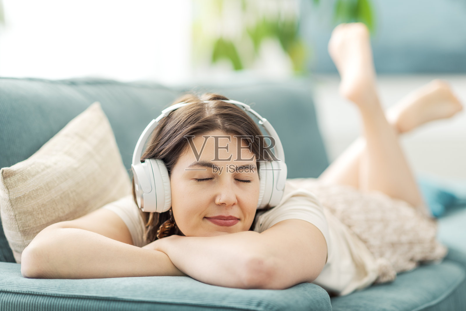 宁静的女性在家中听音乐照片摄影图片