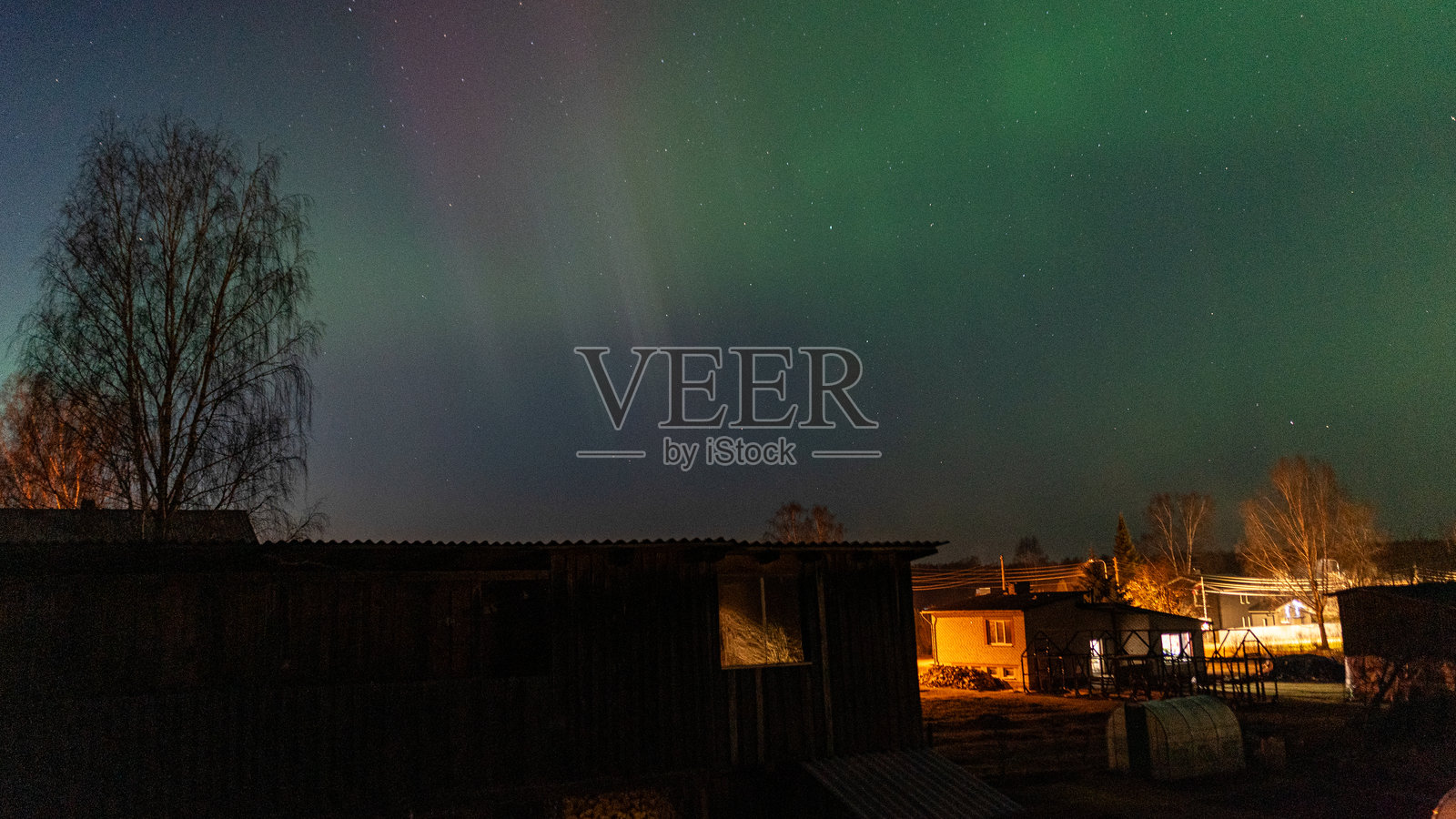 五彩斑斓的北极光,从窗户看到的春季北极光照片摄影图片