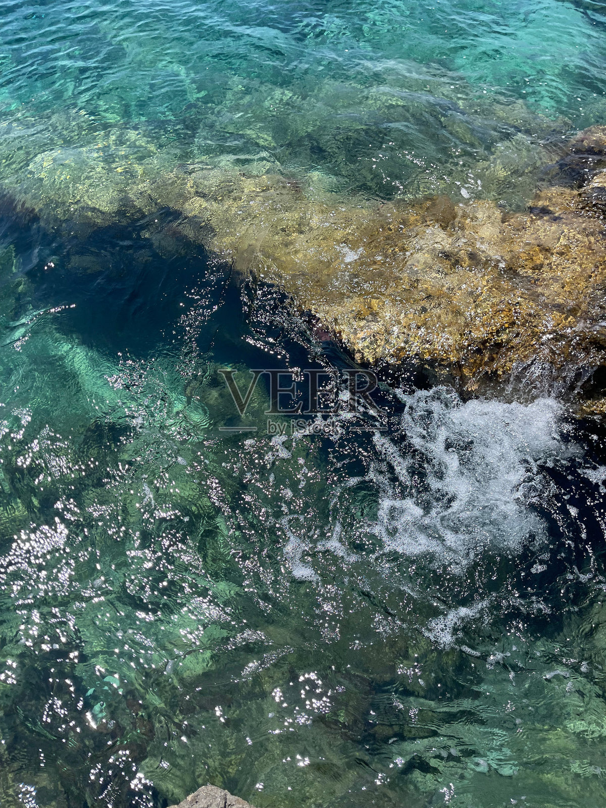 清澈的蓝色水域伴随白色浪花的涌动照片摄影图片