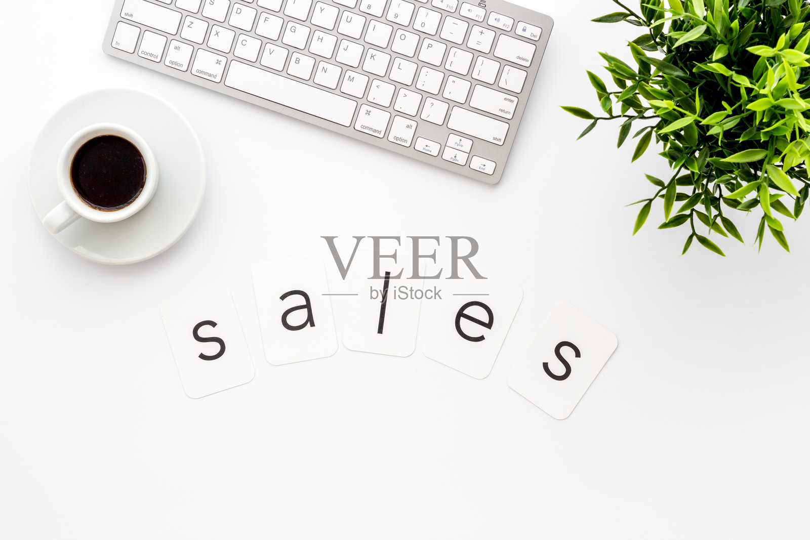 白色桌子上的销售标志与电脑,俯视图。在线购物概念照片摄影图片