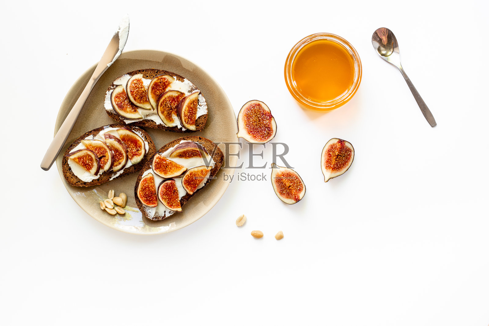 早餐桌的俯视图,上面有无花果、奶酪和蜂蜜三明治照片摄影图片