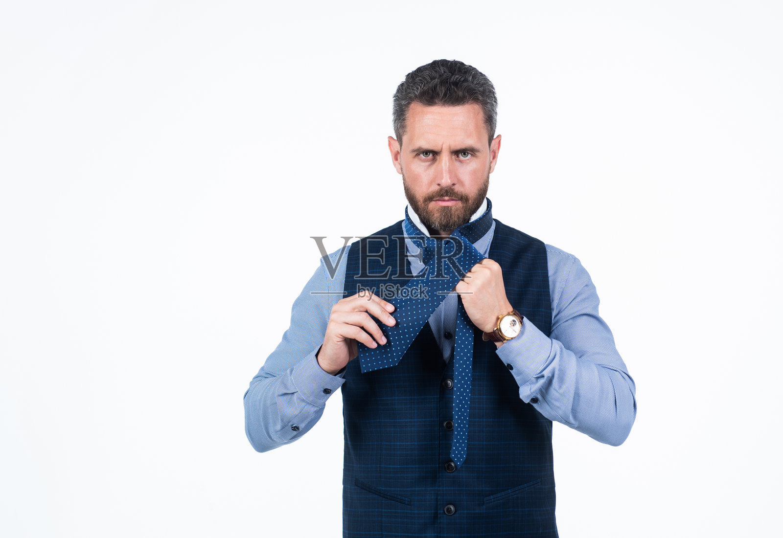 帅气的男商人,系着领带,背景为白色,时尚风格照片摄影图片