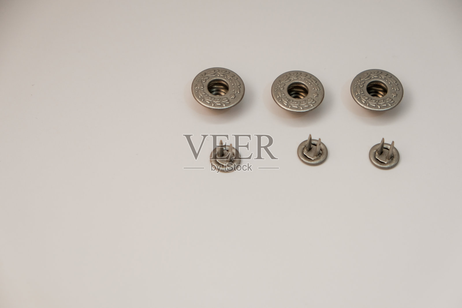 一些金属按扣,白色背景,空白服装牛仔裤扣子样机照片摄影图片