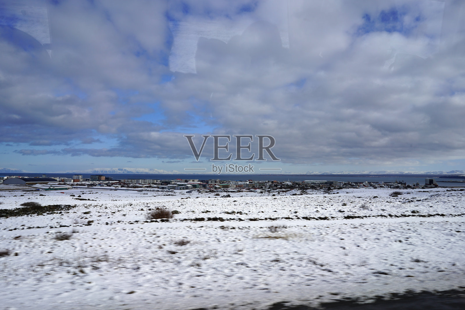 雪山脉的自然风光,云雾缭绕的蓝天照片摄影图片