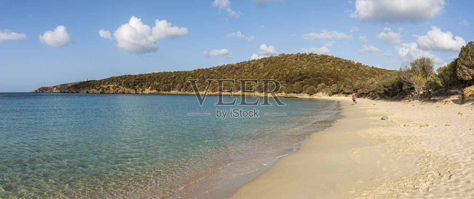 图尔雷达湾的鸟瞰图,沙滩上细腻的沙子和透明的蓝色及绿松石色海水。照片摄影图片