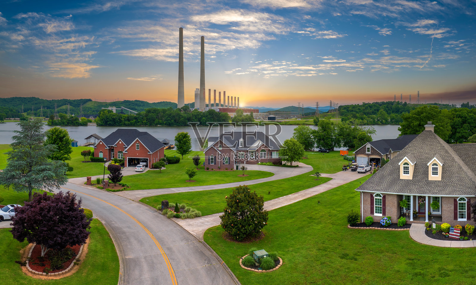 田纳西州罗恩县金斯顿蒸汽电厂附近的住宅区郊区房屋。主要的燃煤发电厂,生产电力。化石燃料用于能源生产。照片摄影图片