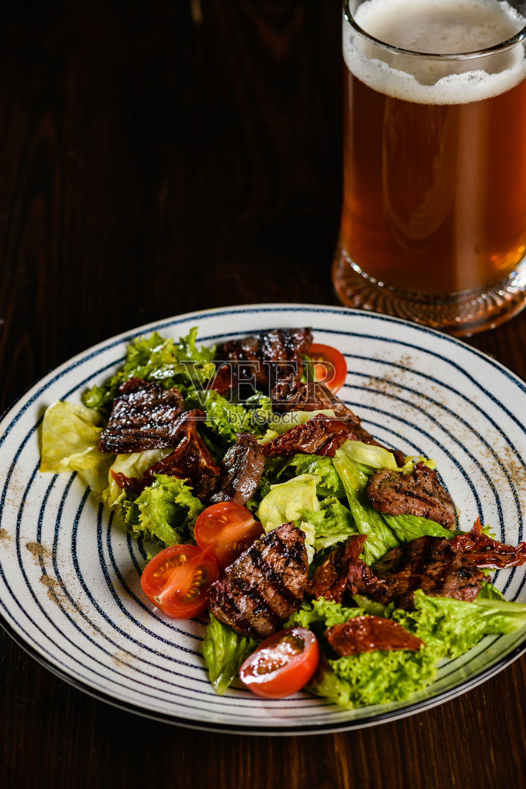 烤牛肉沙拉配樱桃番茄和绿叶蔬菜照片摄影图片