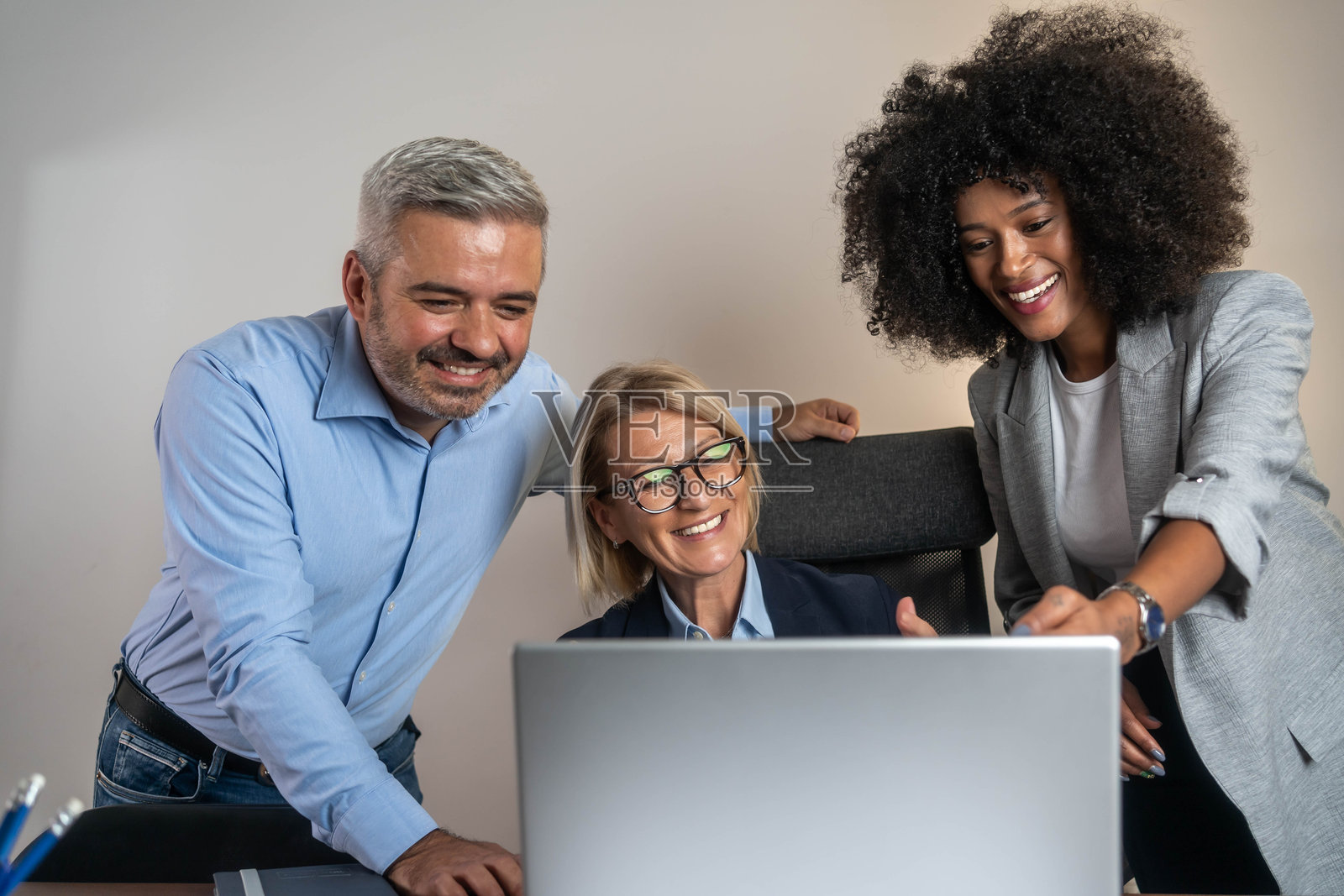 一群成功的商界人士正在进行简报会照片摄影图片