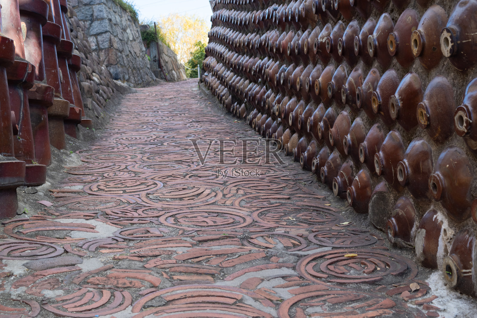 一面美丽的墙壁上嵌入了古老的陶器照片摄影图片