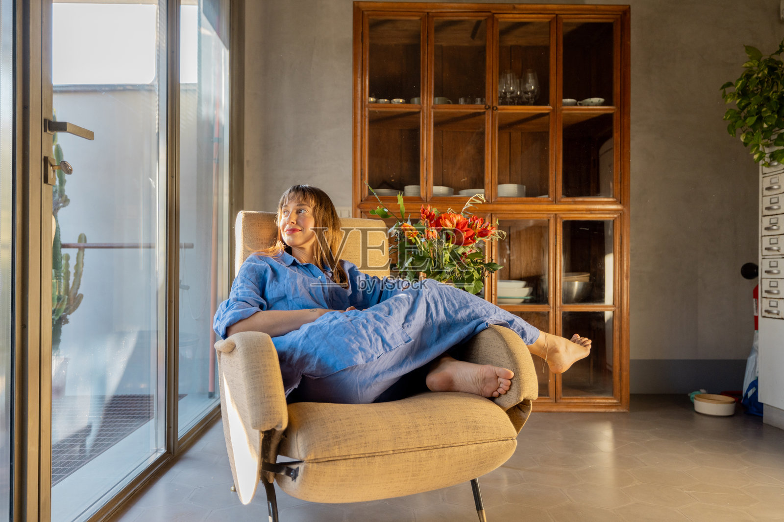 现代室内的舒适放松照片摄影图片